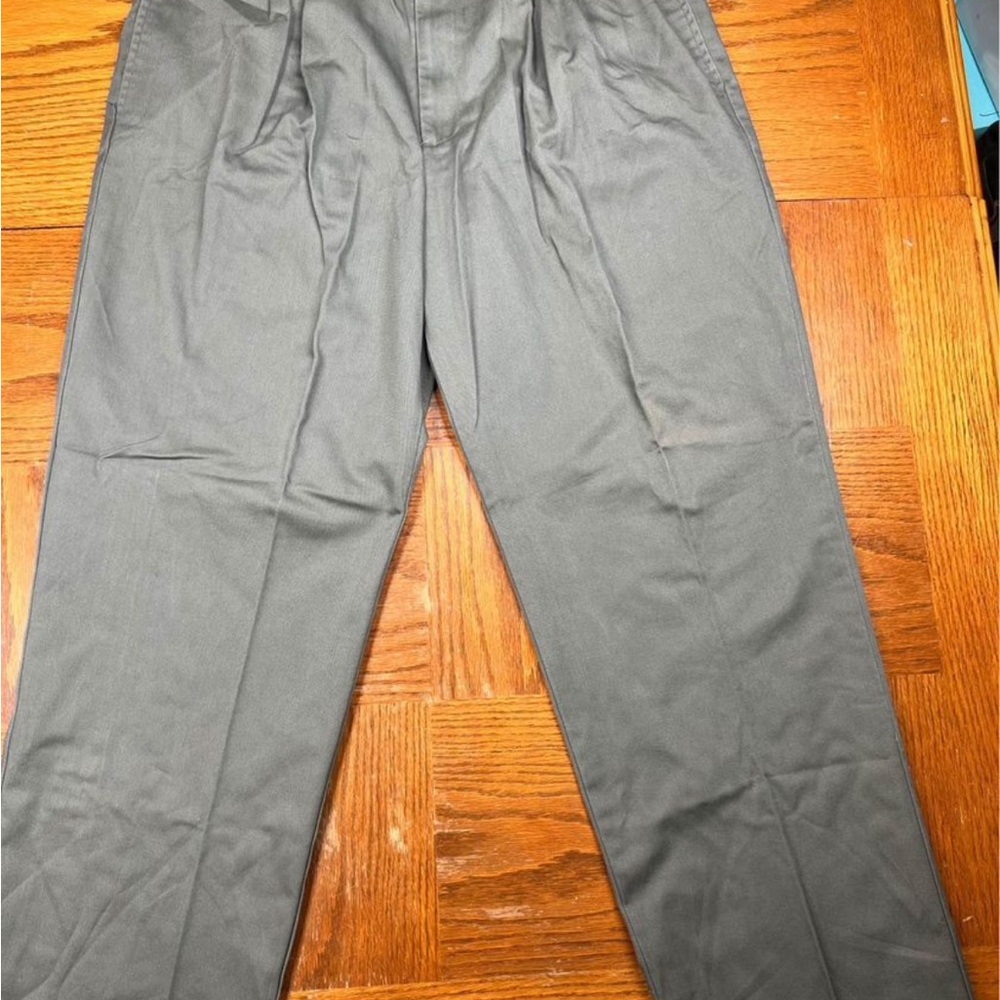 Men's Dockers Khakis Pleated
Chino No Wrinkles Relaxed Fit
W36 L32 100% cotton